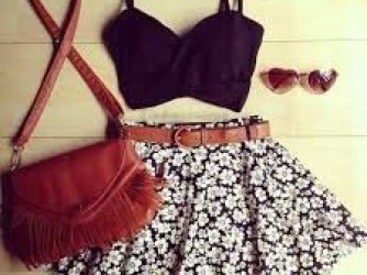 Uma Blusa Curta e Uma Saia Florida e um cinto Marrom e uma bolsinha Marrom e um Óculos 